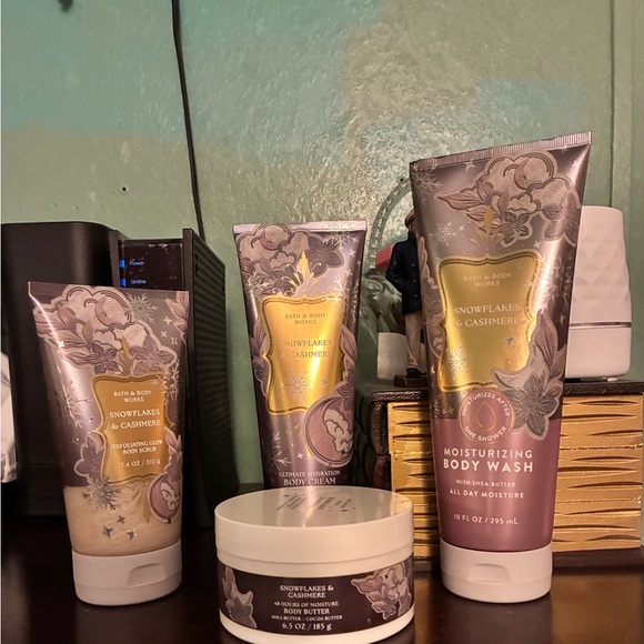 Bath & Body Works Other - Bath & Body Works  🆕 4 Pc Set Snowflakes & Cashmere Full Sizes ❄️